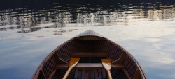 宁静的湖面小船背景高清图片