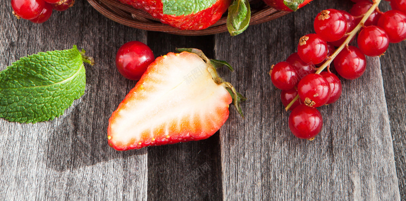 草莓摆盘H5背景素材jpg设计背景_88icon https://88icon.com 摆盘 新鲜 果实 红色 草莓 木板 促销 宣传 清新 H5背景素材