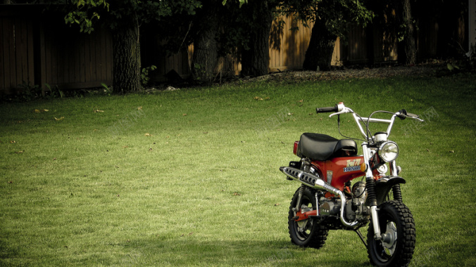 户外草地上的摩托背景