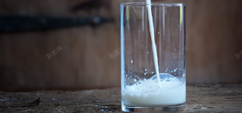 玻璃杯里的牛奶背景