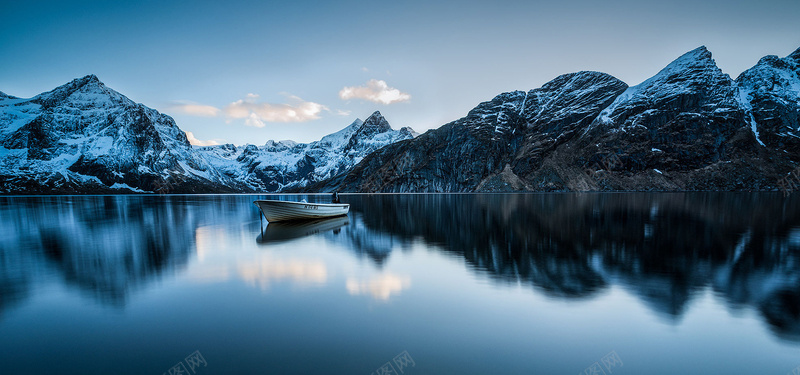 雪山湖面背景图jpg设计背景_88icon https://88icon.com 倒影 湖面 蓝天 雪山 船 海报banner