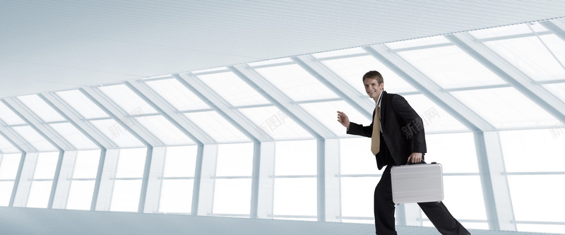 商务白色玻璃公文包人物奔跑办公jpg设计背景_88icon https://88icon.com 公文包 人物 商务 玻璃 白色 奔跑 办公 海报banner 科技 科幻