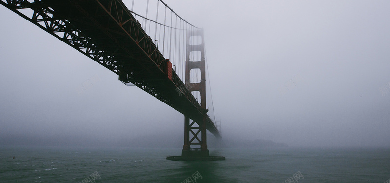 仰望雾里的大桥jpg设计背景_88icon https://88icon.com 雾气 桥 河面 海报banner 摄影 风景