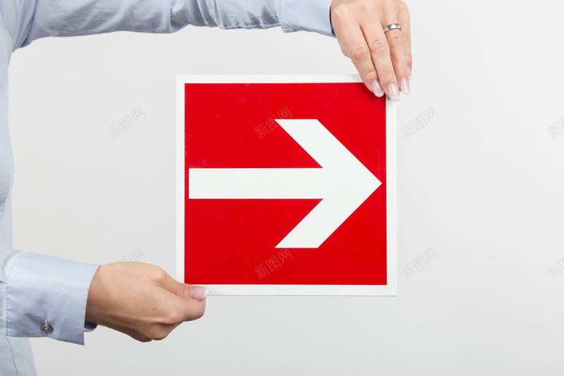 手拿着箭头标识的人物局部jpg设计背景_88icon https://88icon.com 人物 标识 科技 箭头 手 PPT白色 科幻 商务