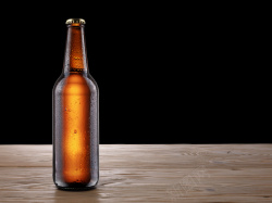 一瓶啤酒桌面上的一瓶冰镇啤酒背景素材高清图片