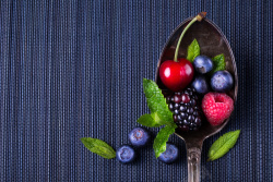 深蓝色背景纹理食物水果蓝莓樱桃蔓越莓纹理背景高清图片