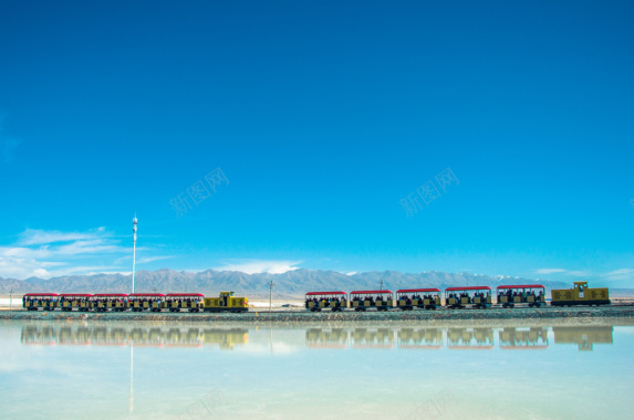 茶卡盐湖的小火车背景