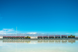 茶卡盐湖茶卡盐湖的小火车高清图片