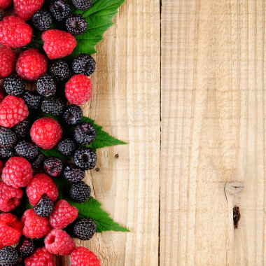 蓝莓草莓木板背景图背景