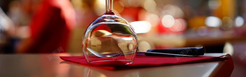 摄影酒杯与刀具背景jpg设计背景_88icon https://88icon.com 玻璃 刀具 吃 美食 酒杯 桌子 海报banner 摄影 风景