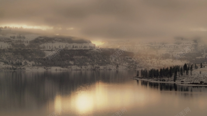 冬天傍晚下的湖边山峰景色背景
