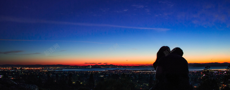 摄影山顶看日落的情侣jpg设计背景_88icon https://88icon.com 摄影 山顶 日落 情侣 旅游 浪漫 海报banner 风景