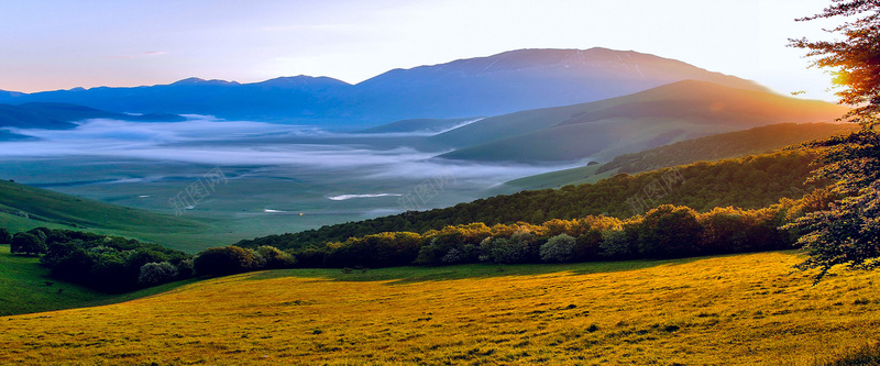 秋天树林云海背景jpg设计背景_88icon https://88icon.com 秋天 树林 云海 山坡 海报banner 摄影 风景