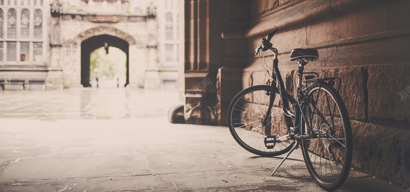 欧式城堡下的自行车背景