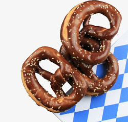 慕尼黑啤酒椒盐脆饼放在蓝色格棱装饰纸上高清图片