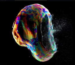 圆泡泡漂浮的彩虹泡泡高清图片