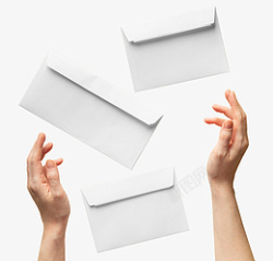 空白信封两只手和散落的白色信封高清图片