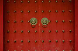 柳钉红色的宫殿大门高清图片