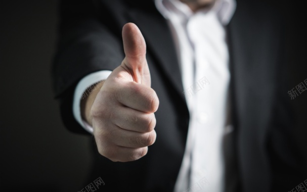 商务成功人士竖起大拇指摄影图片