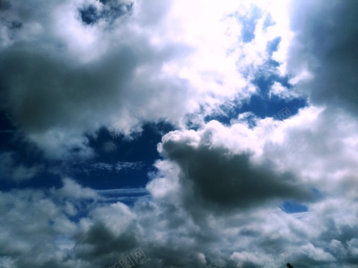 蓝色的天白色的云背景
