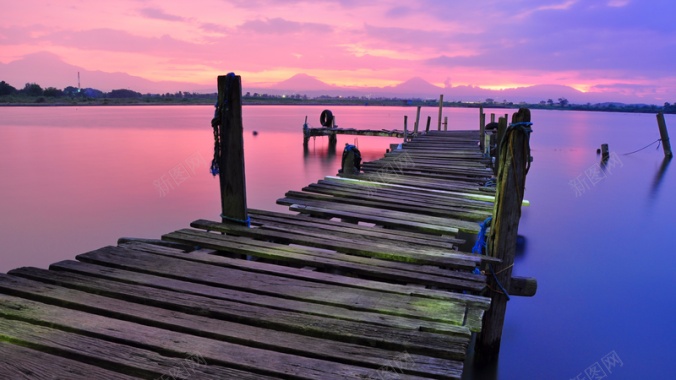 湖边码头色彩夕阳背景