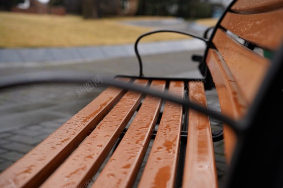 公园雨后长椅摄影图片