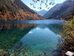 清澈见底九寨沟清澈见底碧蓝色的湖水青山美景高清图片