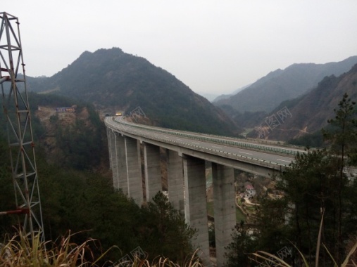 岳西大别山里的高速路高架桥摄影图片
