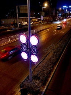 黄光灯光路灯文艺街道城市马路夜景高清图片