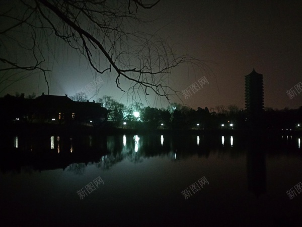 未名湖夜景jpg_88icon https://88icon.com 夜景 岸边 树木 湖水 灯光