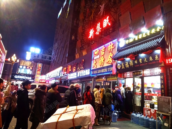 商业街夜景jpg设计背景_88icon https://88icon.com 人群 商业街 商店 夜景 灯光