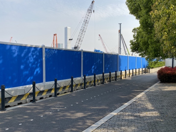 城市建设蓝色围墙jpg_88icon https://88icon.com 公路 围墙 城市 塔吊 天空 工地 工地塔吊 建设 蓝色