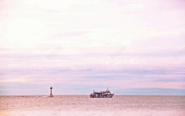 暖色调风景海上灯塔和海上渔船背景背景