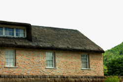 老旧房子茅草顶红砖玻璃窗小屋高清图片