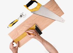 五金工具类手臂拿着尺子活络扳手锯子量木板高清图片