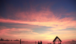 黄昏夕阳西下的壮丽天空高清图片