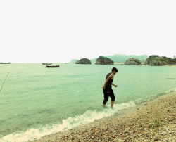 海水中海水中奔跑的男孩高清图片