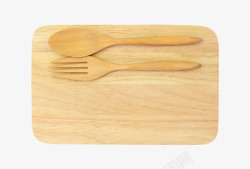 舀取木质砧板上的叉子和木汤勺实物高清图片