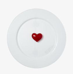 白色碟放着一颗爱心的白色餐碟高清图片