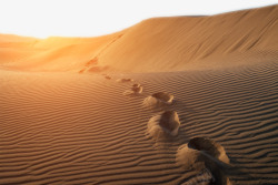 黄沙中的脚印摄影素材