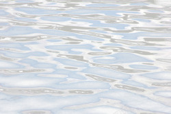 波光粼粼的水面白色水面波纹高清图片