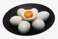 鸭蛋黄实拍盘子里的咸蛋高清图片