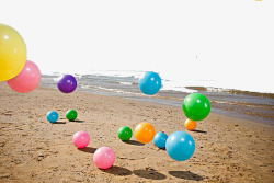 彩色水皮球弹起沙滩素材