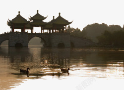 西湖剪影夕阳里的五亭桥剪影高清图片