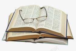 眼镜PNG厚实翻开放着眼镜堆起来的书实物高清图片