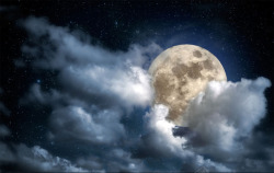 云层中的太阳夜晚云层中的月亮中秋高清图片