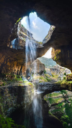 大陆山水洞窟景色高清图片