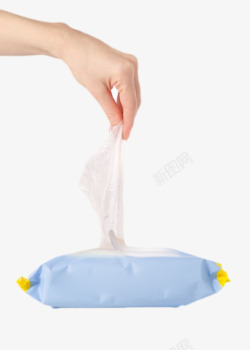 多层纸巾包装手拿蓝色塑料包装盒里的湿纸巾高清图片