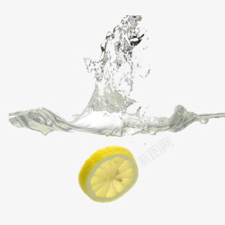 黄色水纹掉入水里的柠檬高清图片