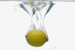 下沉水中的黄色柠檬高清图片